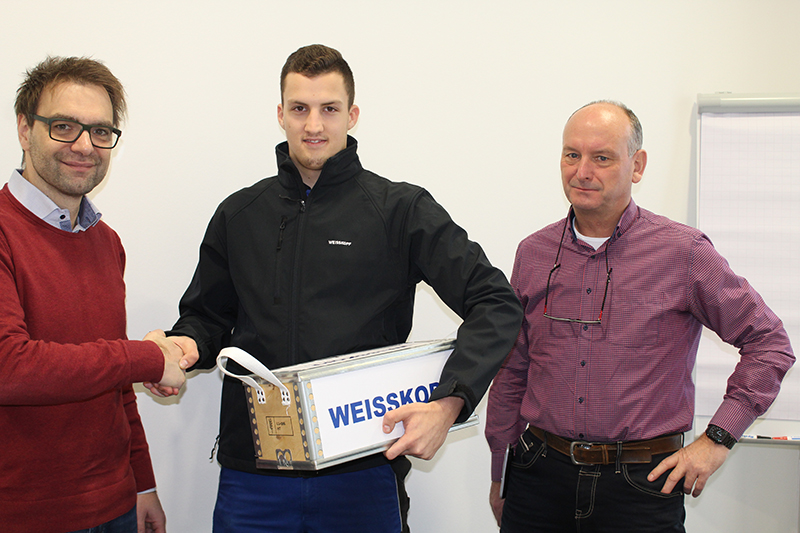 Julien Müller (Mitte) mit dem Geschäftsführer von Weisskopf, Roger Steiner (links) und Ausbilder Dieter Lochmann (rechts). ©Weisskopf